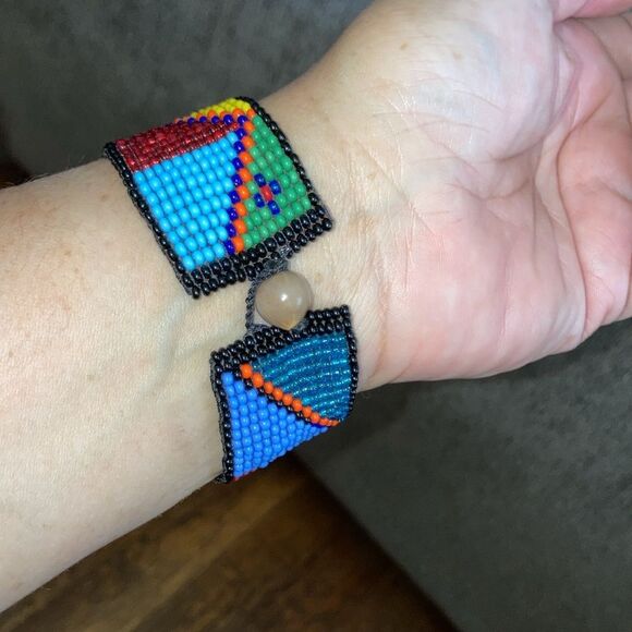 Aztec Triangle Micro Bead Geometric Patterned Bracelet Multicolored 6.25 x 1 in - Picture 3 of 12